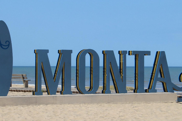 Sculpture reprenant les lettres de Monta, diminutif de Montalivet, devant l'océan. Idéal pour les photos instagram.